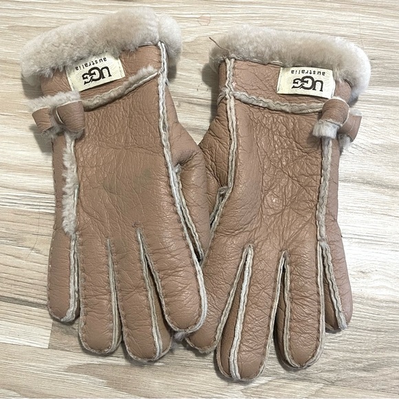 UGG Tan Shearling Gloves - Picture 2 of 8